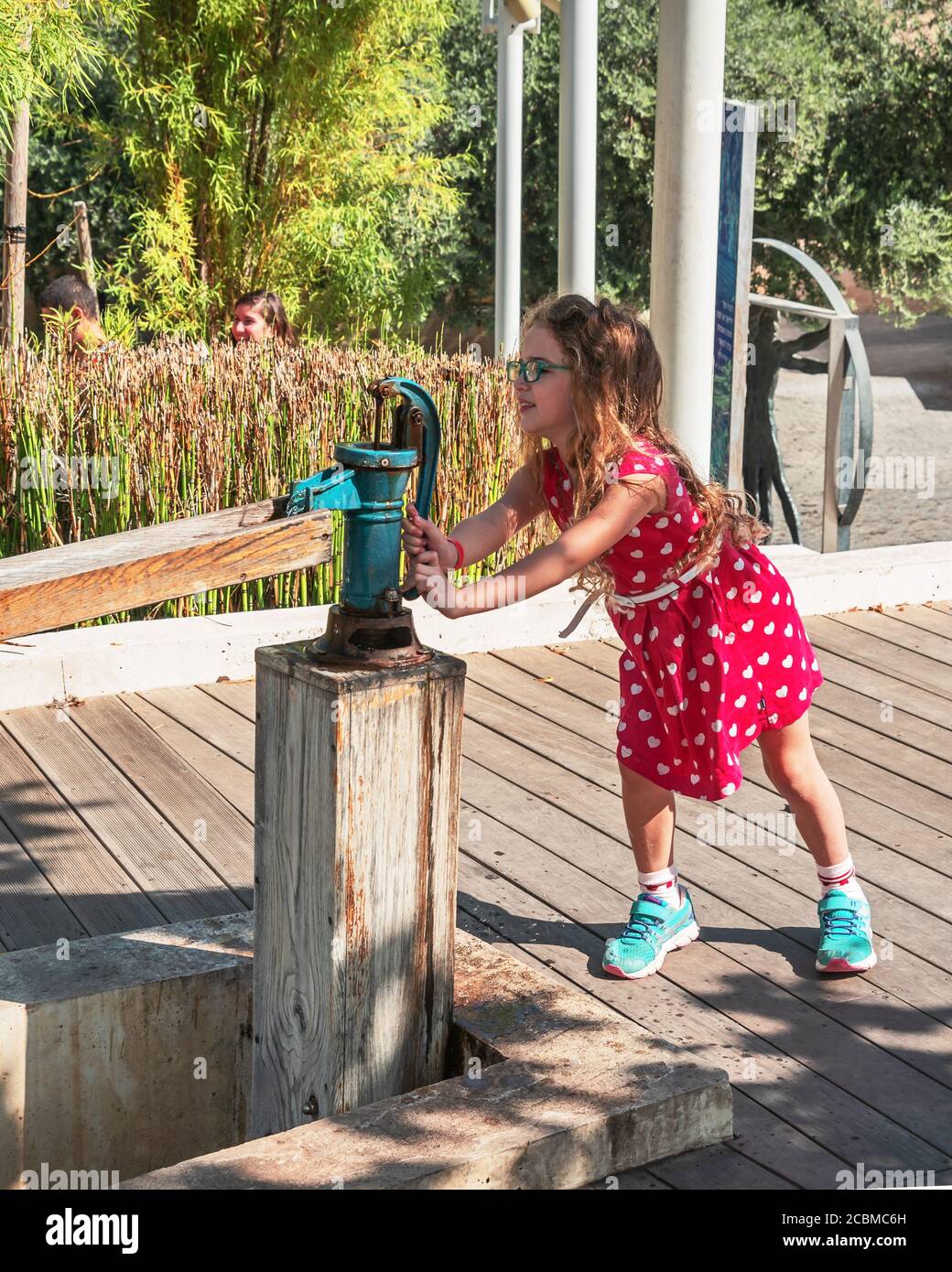 Les enfants s'intéressent à tout ici, au Musée des sciences, de la technologie et de l'espace Banque D'Images