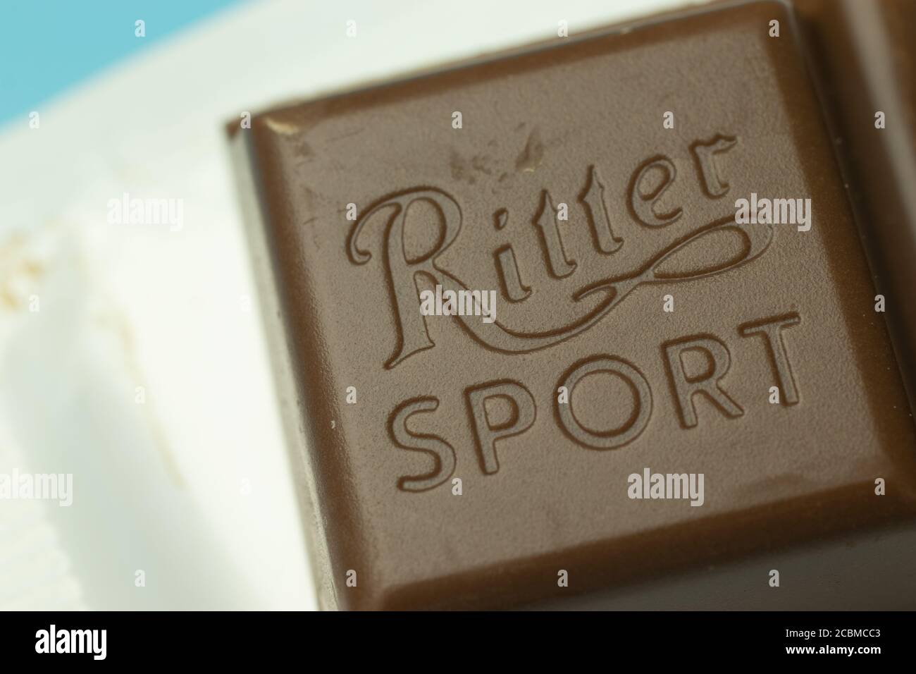 Moscou, Russie - 1er juin 2020 : logo Ritter Sport sur macro barre chocolat, montage Banque D'Images