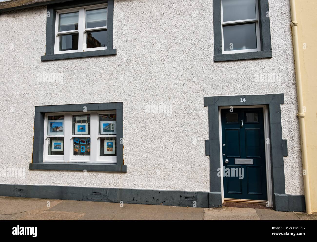 Cottage avec des peintures de bord de mer exposées à la vente, North Berwick, East Lothian, Écosse, Royaume-Uni Banque D'Images