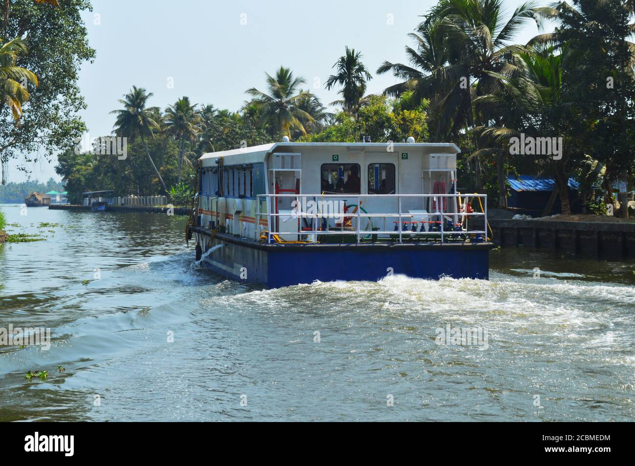 eau, voyage, bateau, transport, nature, transport, rivière, mer, tourisme, ciel, vieux, navire, été, bleu, ville, paysage, vert, nuages, pêche, bo Banque D'Images