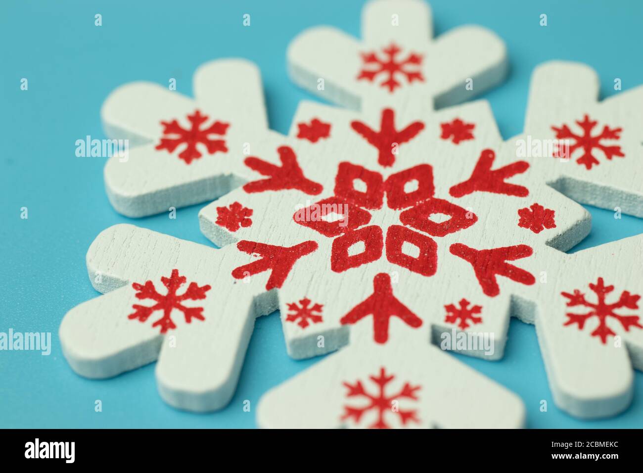 Gros plan sur le flocon de neige en peluche avec motif de noël activé arrière-plan bleu Banque D'Images
