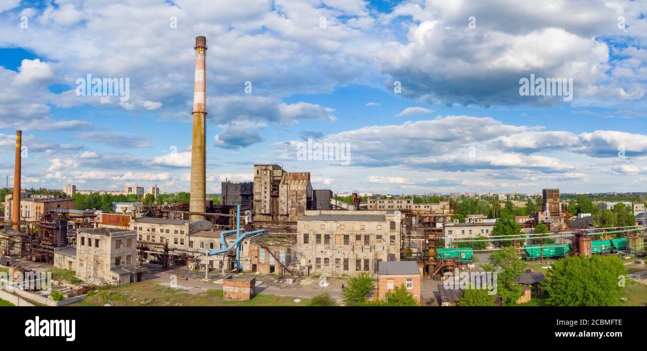 Tir de drone aérien d'une zone industrielle de charbon de coke ancienne avec cheminée de fumée. Concept de pollution de l'air. Banque D'Images