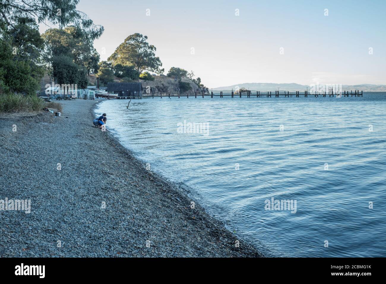 Le bord de l'eau et une étroite plage de gravier au parc national du camp de Chine en Californie. Banque D'Images