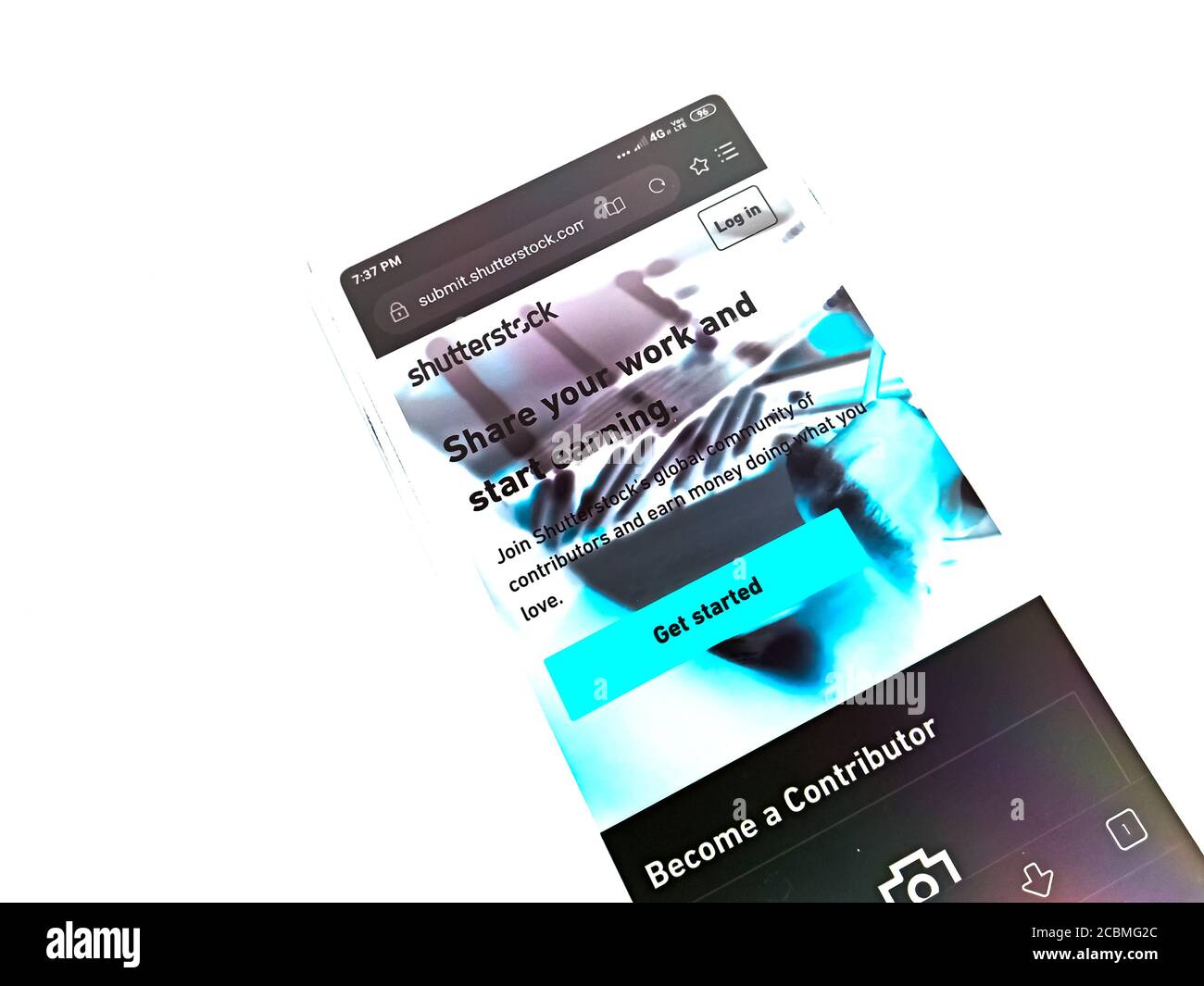 District, Inde - 02 mai 2020: Shutterstock dot com site web présentant sur écran noir inversé, société faite pour la photographie de stock libre de droits vente pu Banque D'Images