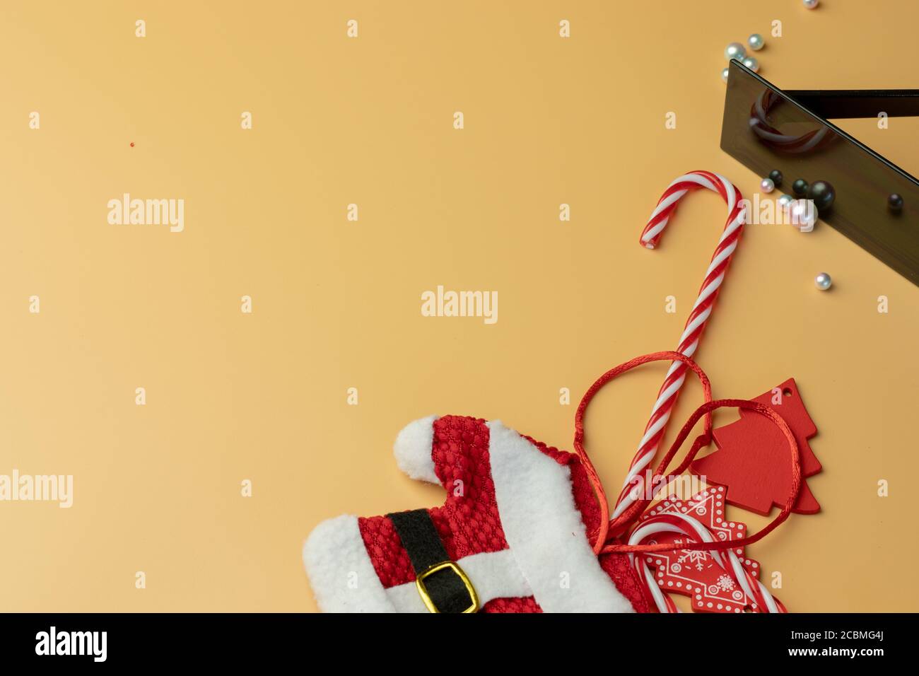 Motif de Noël plat sur fond orange vue du dessus, objets thème nouvel an avec espace de copie Banque D'Images
