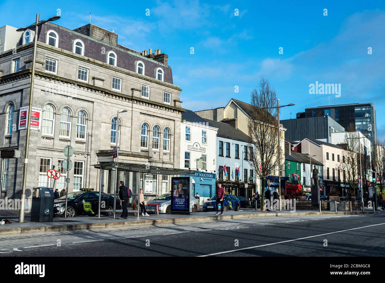 Galway, Irlande - 3 janvier 2020: Eyre Square avec des gens autour dans le centre de Galway, Irlande Banque D'Images