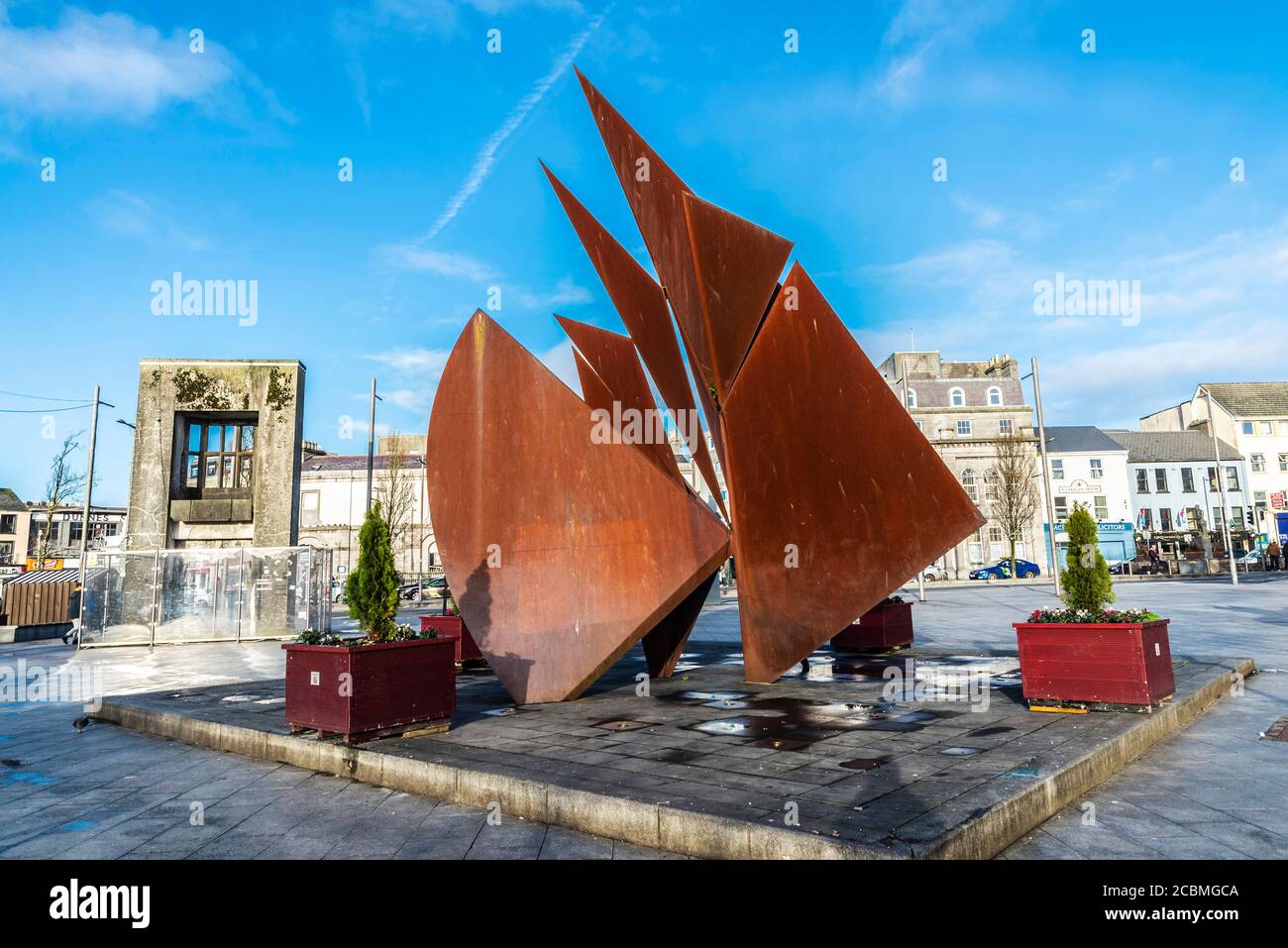 Galway, Irlande - 3 janvier 2020 : Fontaine représentant les Hookers de Galway sur Eyre Square avec la porte Browne en arrière-plan à Galway, Irlande Banque D'Images