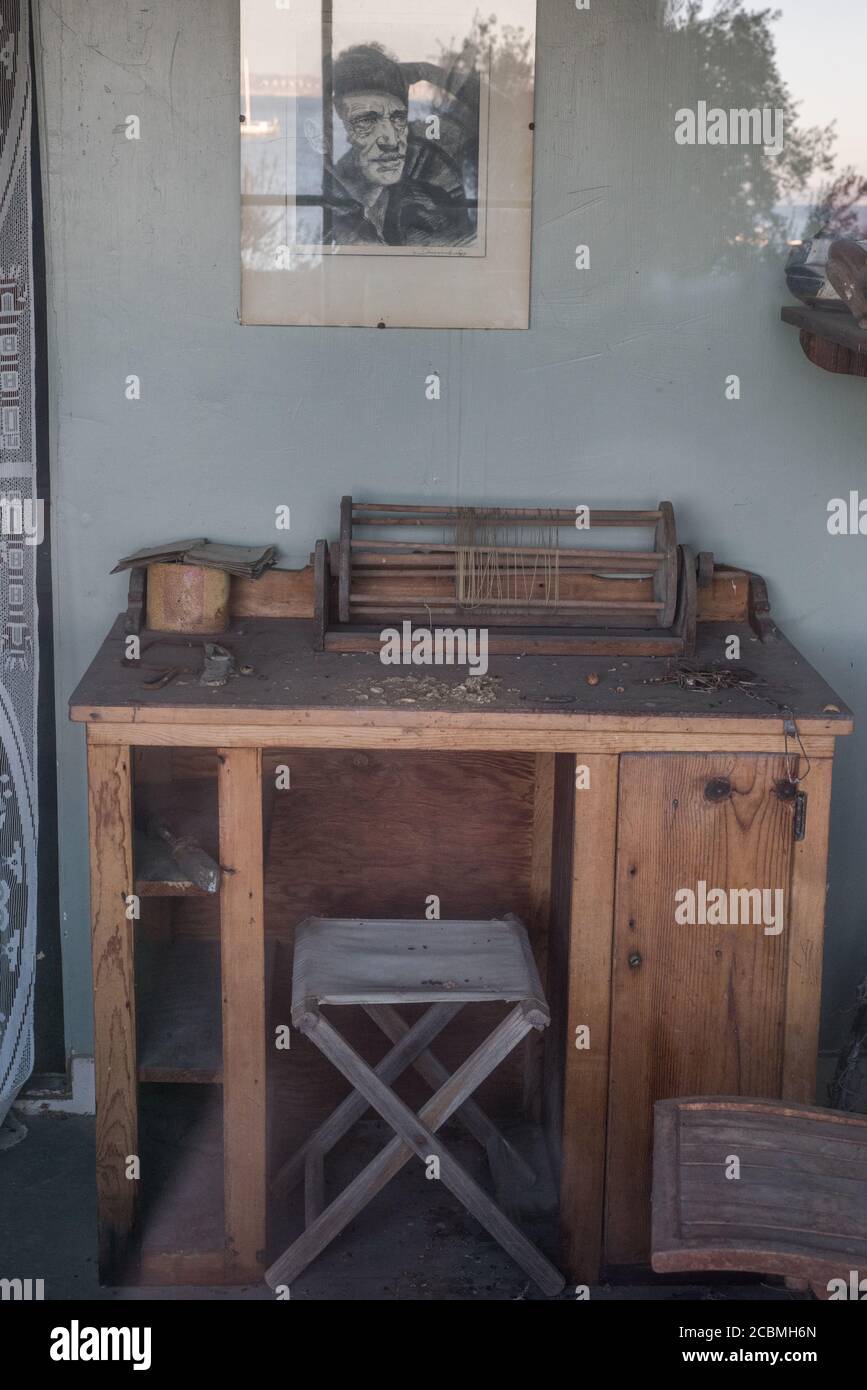 Un ancien bureau de travail en bois dans l'une des cabines en bois conservées dans le parc national de China Camp en Californie. Banque D'Images