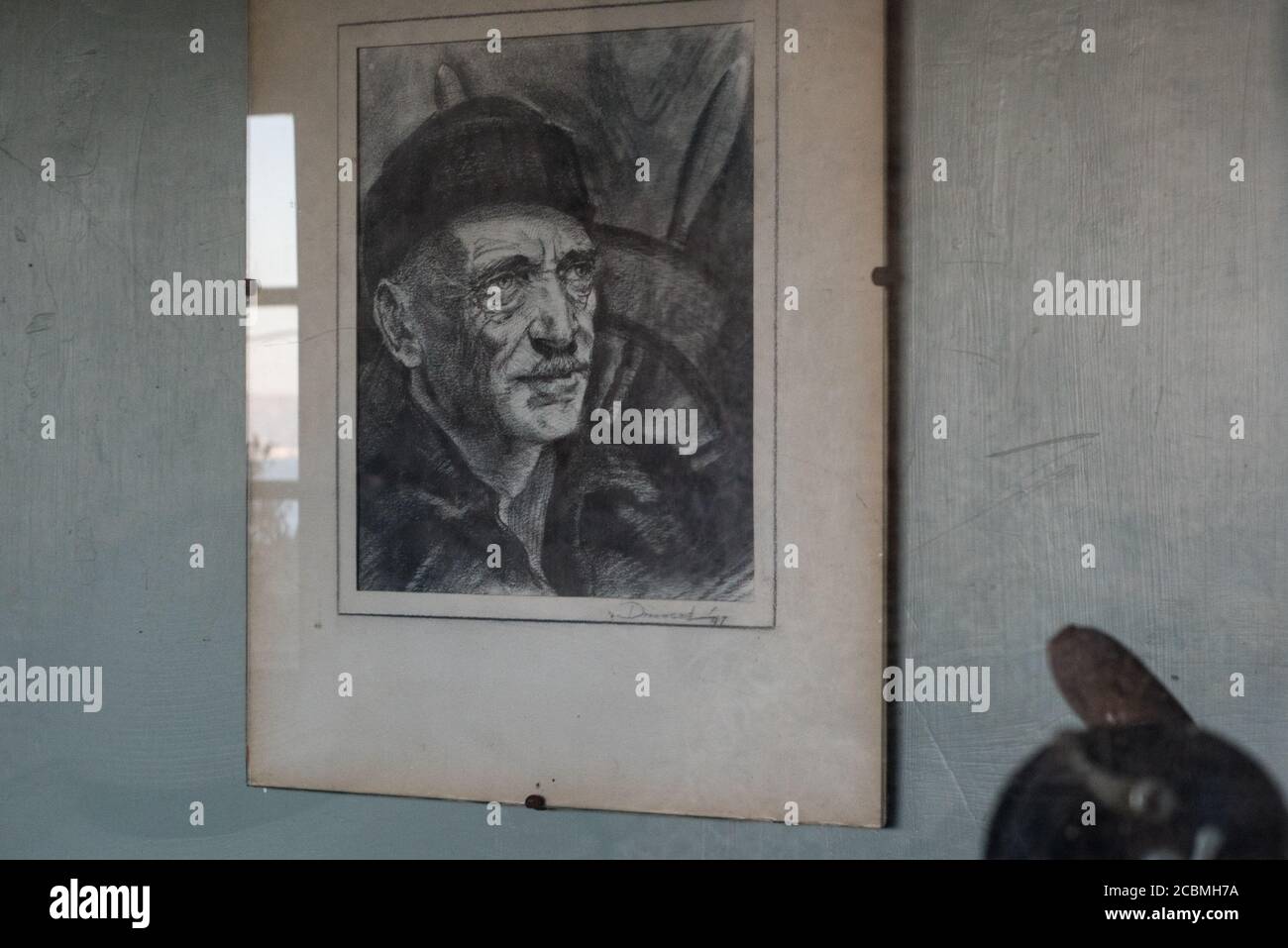Un portrait suspendu dans l'une des cabines de pêche historiques du parc national de China Camp en Californie. Banque D'Images