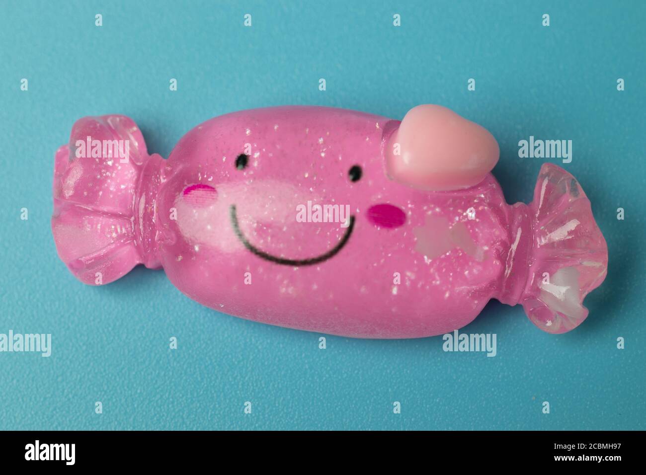 Bonbon rose avec sourire de dessin animé vue rapprochée du dessus Banque D'Images