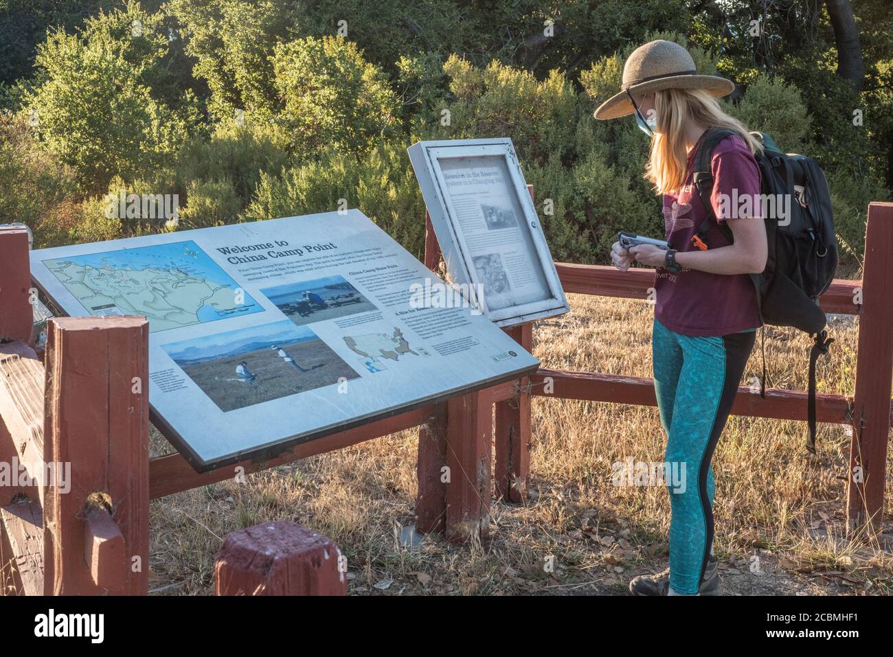 Une randonneur qui lit des panneaux informatifs au parc national de China Camp en Californie. Banque D'Images