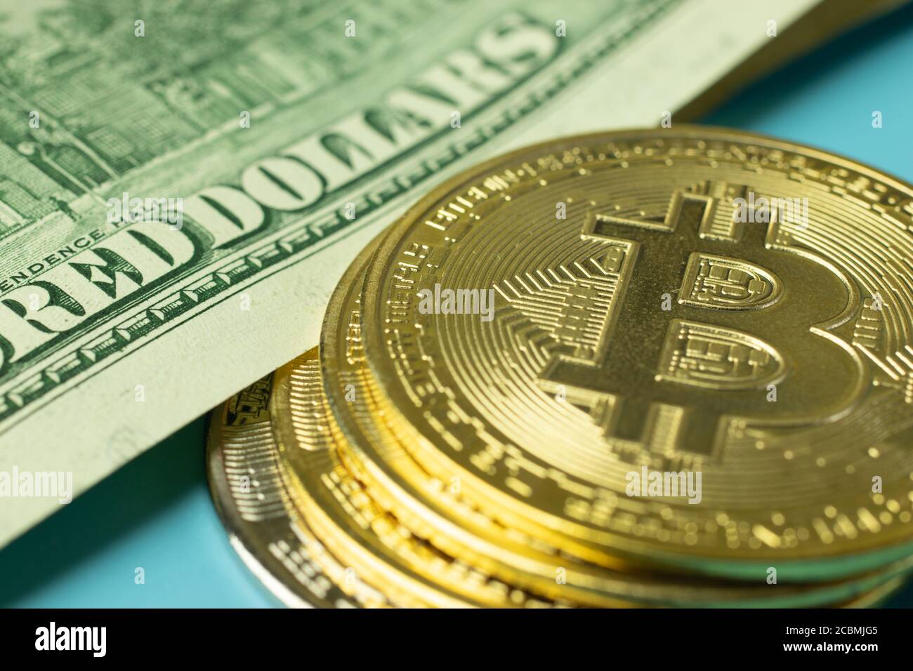 Bitcoin BTC pièce d'or et argent sur fond. Photo macro. Dollars américains Banque D'Images