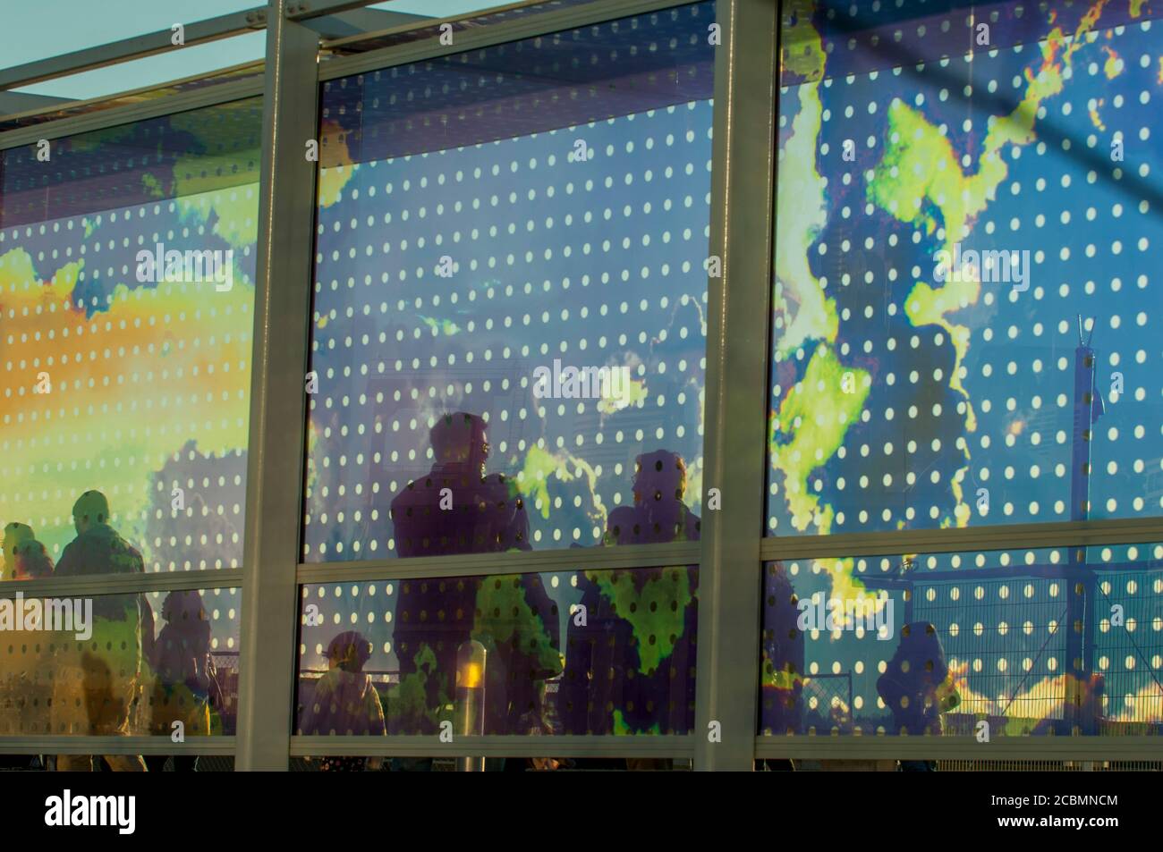 Seattle Cloud Cover est un pont de verre extérieur et une sculpture de l'artiste américain Teresita Fernandez, installé au parc olympique de sculpture de Seattle Banque D'Images