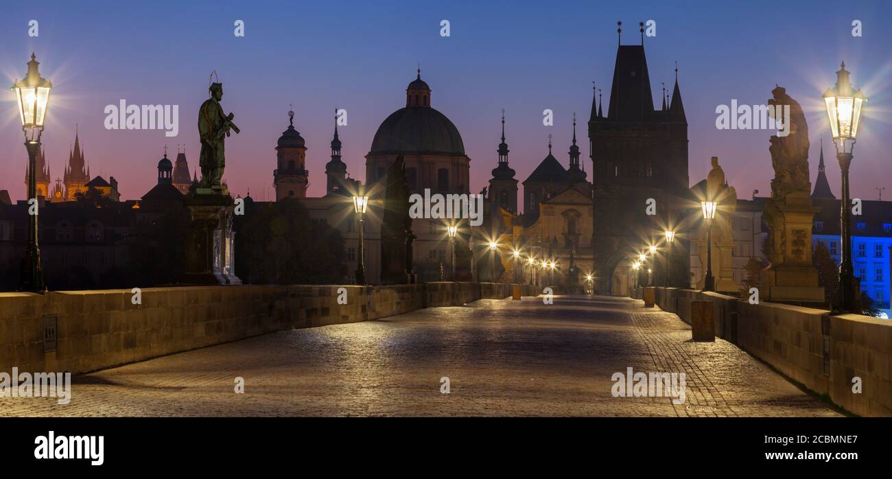 - Le pont Charles Praghe le matin. Banque D'Images