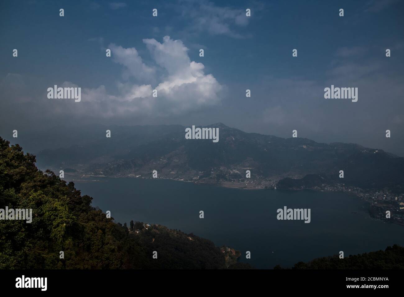 De beaux nuages sur un lac au Népal Banque D'Images