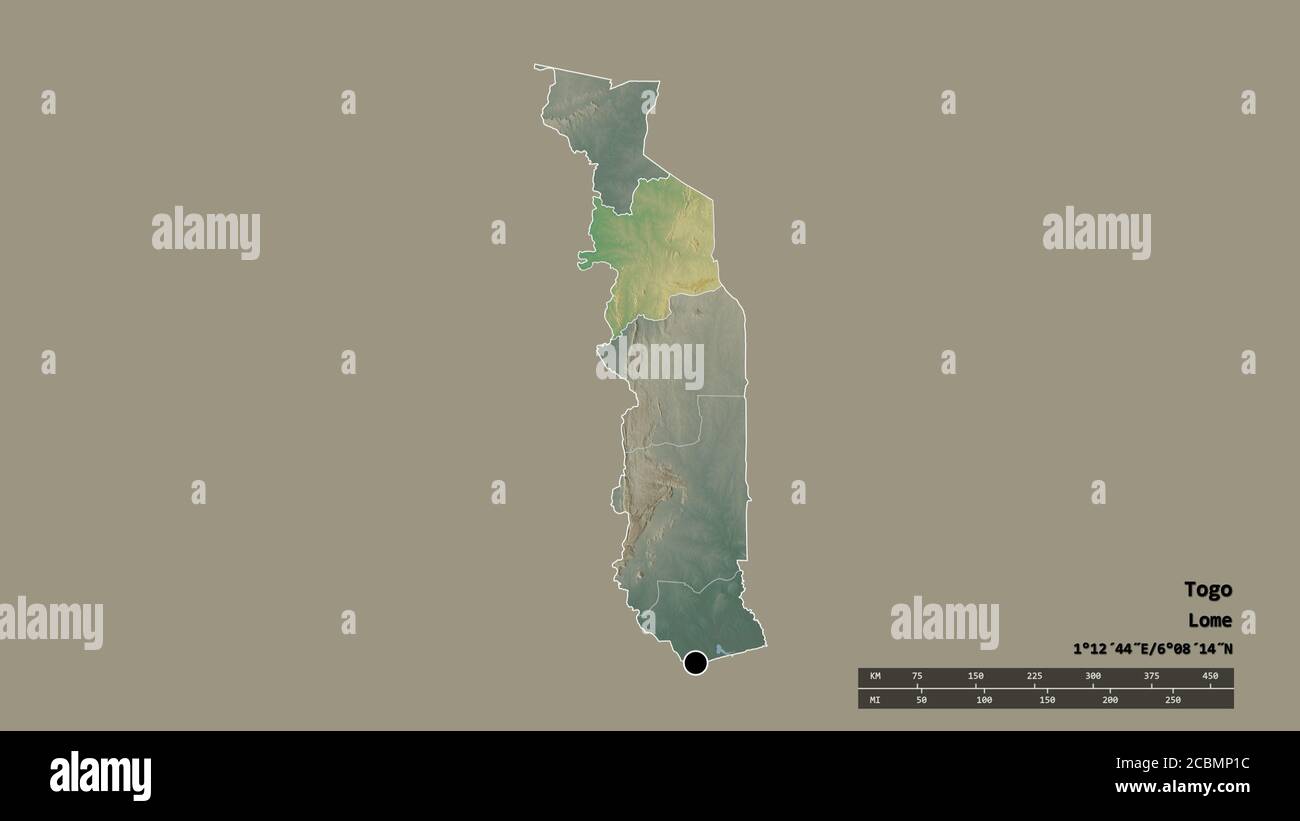 Forme désaturée du Togo avec sa capitale, sa principale division régionale et la région séparée de Kara. Étiquettes. Carte topographique de relief. Rendu 3D Banque D'Images