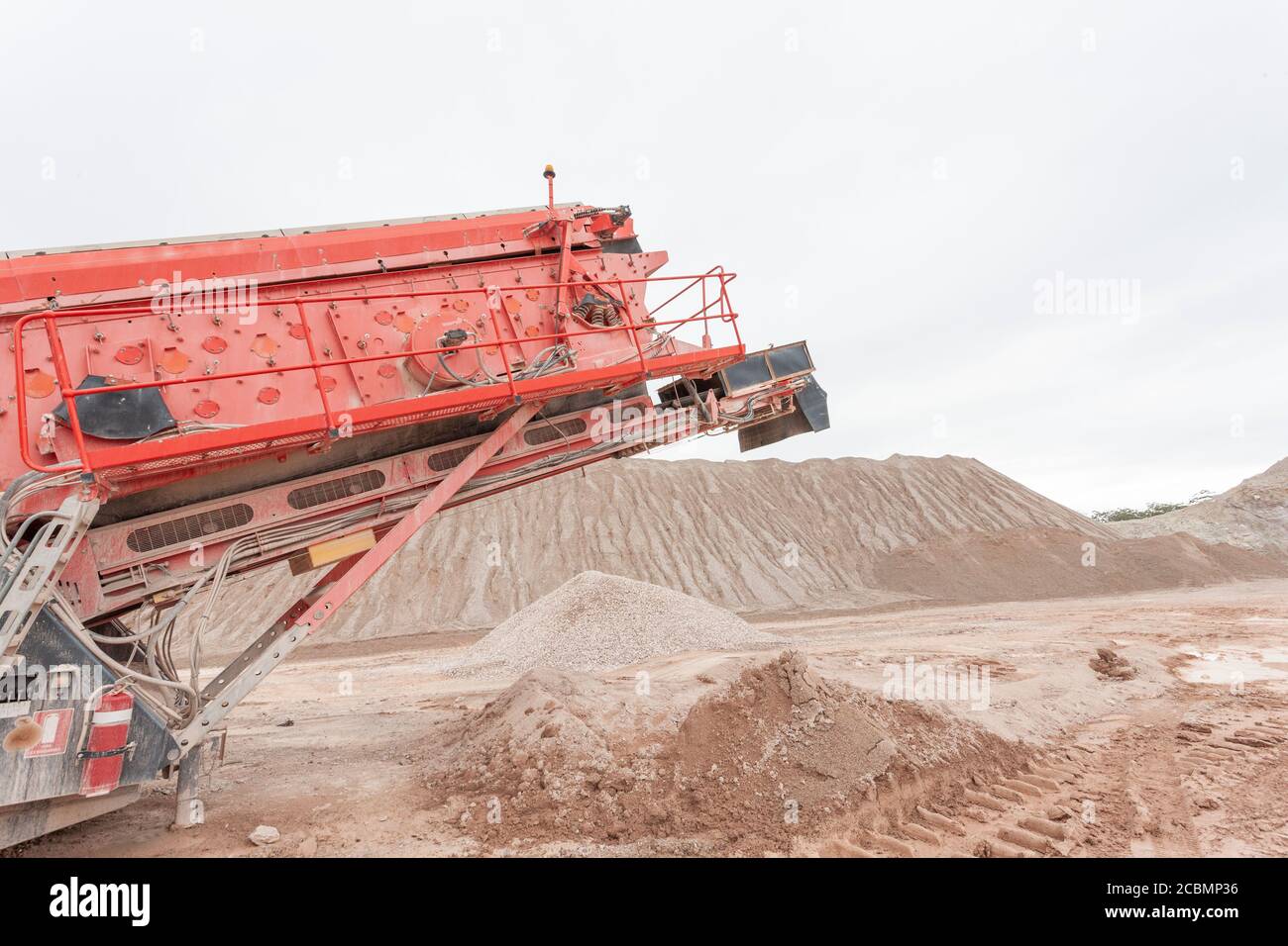 Broyage de machines travaillant sur la carrière à ciel ouvert Banque D'Images