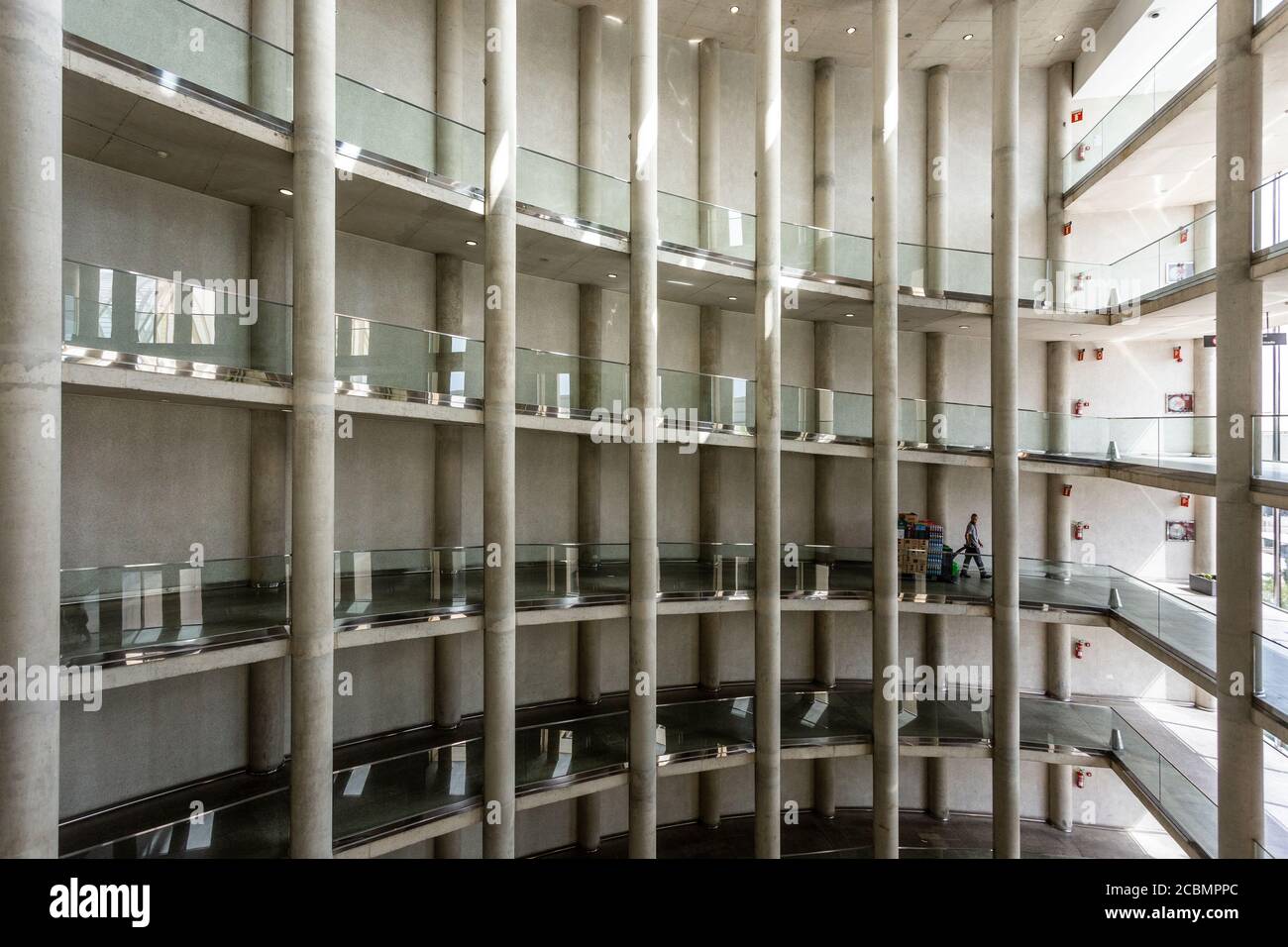 Un porteur descendant une rampe à l'intérieur de l'aéroport à Palma de Majorque, Espagne Banque D'Images