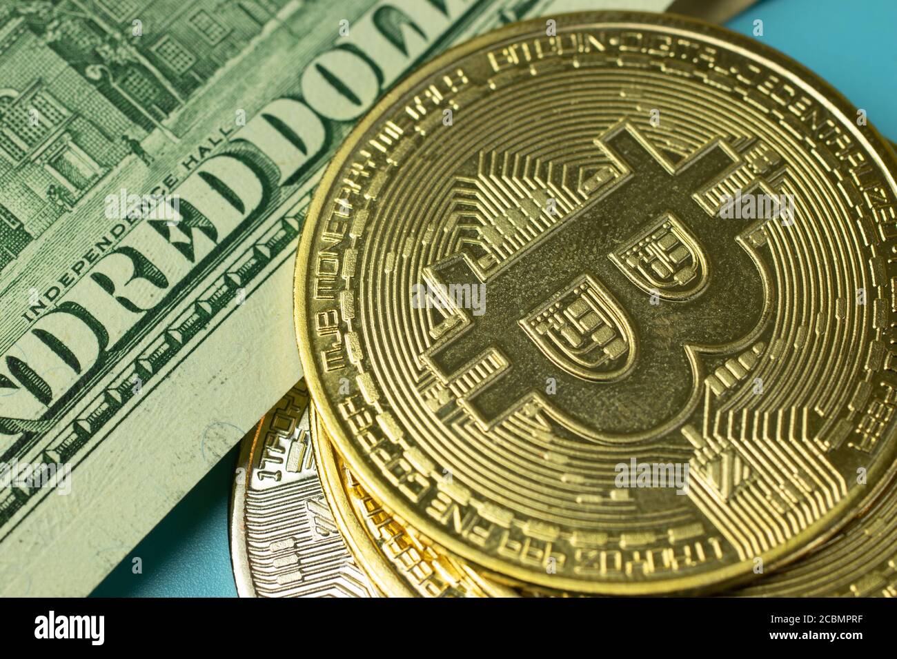 Concept d'affaires Bitcoin. Pièce de BTC et billet de banque en dollars Banque D'Images