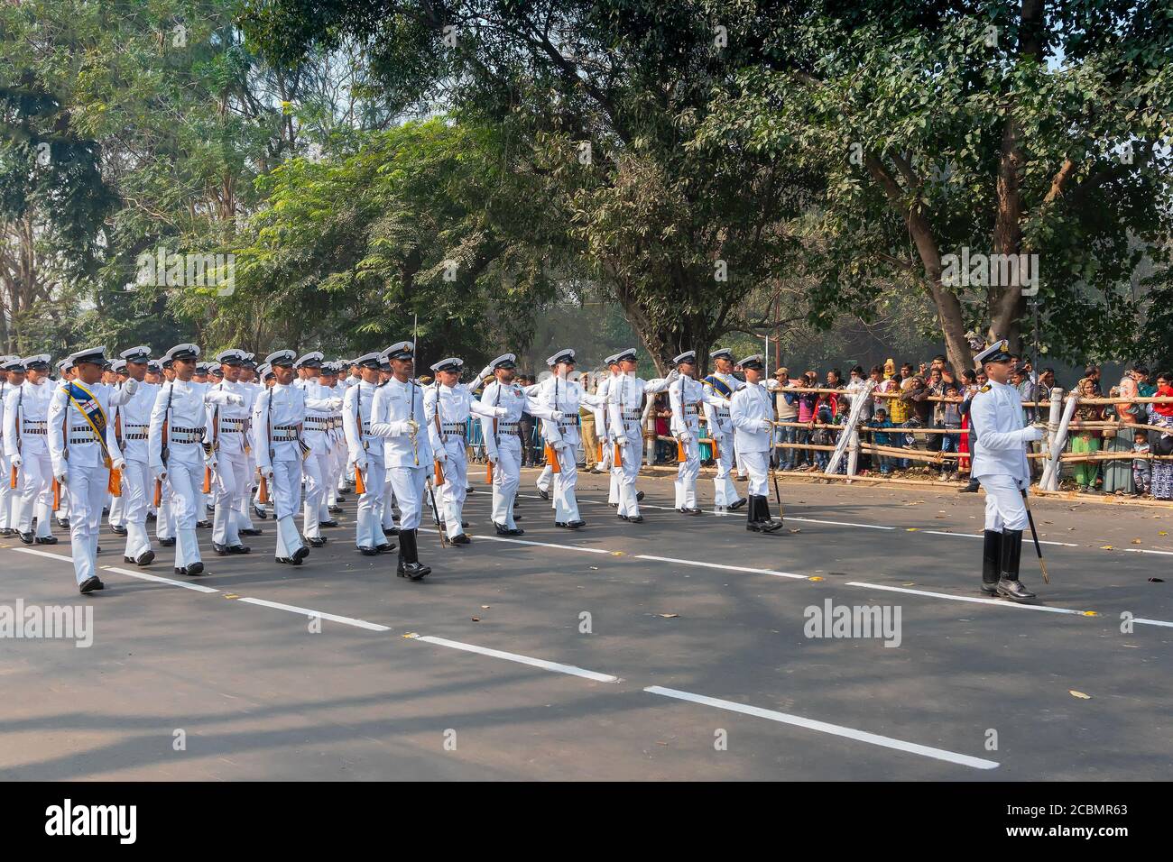 Kolkata, Bengale-Occidental, Inde - 26 janvier 2020 : les officiers militaires indiens défilent avec des fusils en robe blanche le matin, jour de la République. Banque D'Images