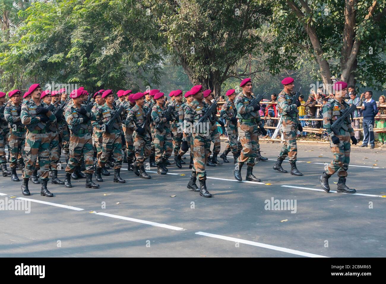 Kolkata, Bengale-Occidental, Inde - 26 janvier 2020 : les officiers de la force armée indienne marchent avec des mitrailleuses légères pour la journée de la république en Inde. Banque D'Images