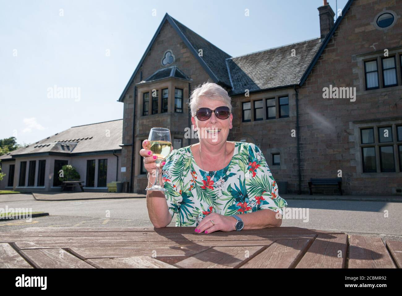 Caroline Hedley, 57 ans, infirmière auxiliaire à l'hôpital communautaire de Hawick, bénéficie de la vue sur le Loch Fyne Hotel and Spa à Inveraray, Argyll et Bute, où elle et d'autres travailleurs clés ont reçu un 'week-end de sanctuaire'. Banque D'Images