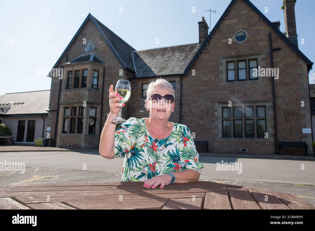 Caroline Hedley, 57 ans, infirmière auxiliaire à l'hôpital communautaire de Hawick, bénéficie de la vue sur le Loch Fyne Hotel and Spa à Inveraray, Argyll et Bute, où elle et d'autres travailleurs clés ont reçu un 'week-end de sanctuaire'. Banque D'Images