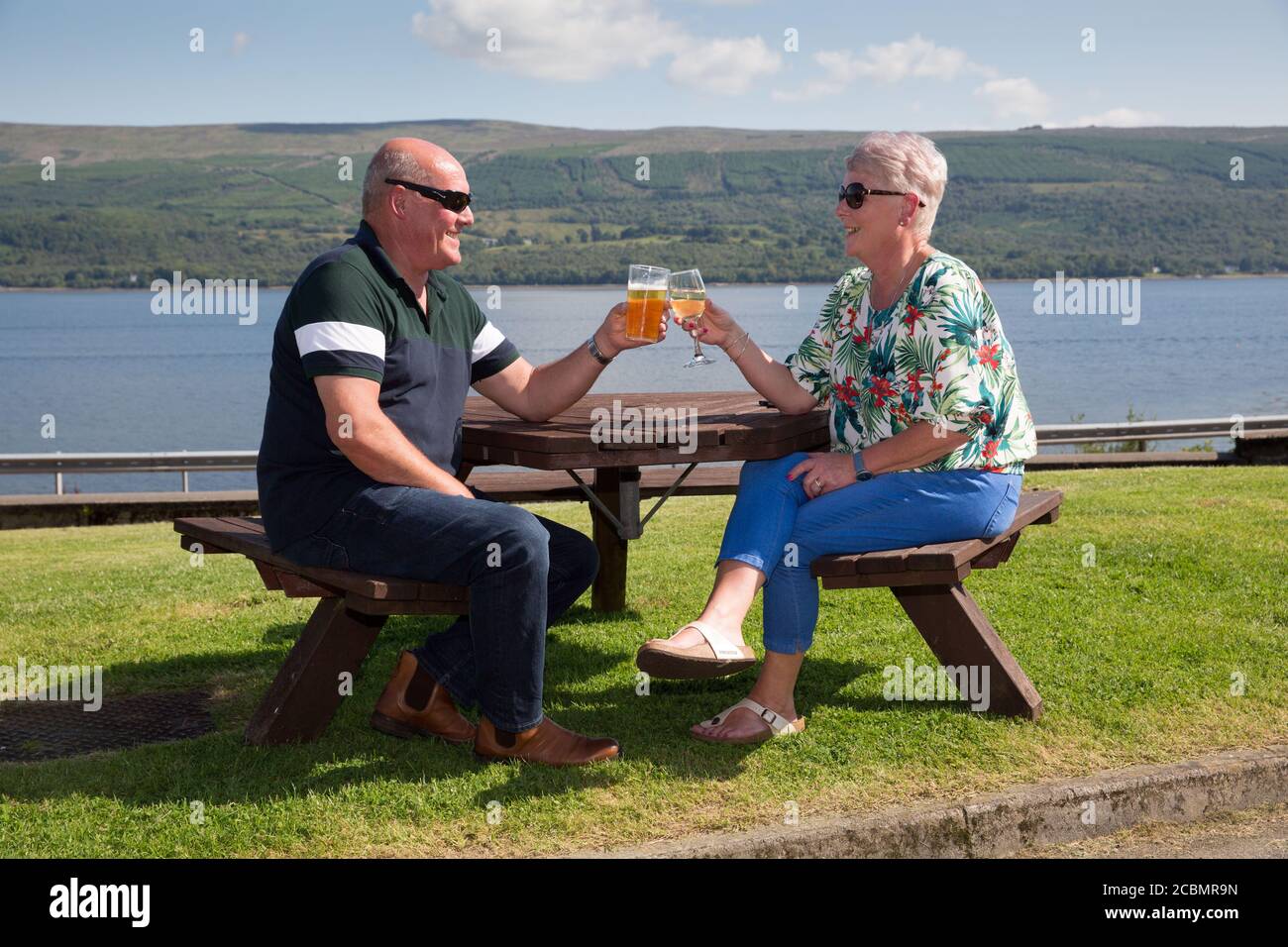 Caroline Hedley, 57 ans, infirmière auxiliaire à l'hôpital communautaire de Hawick, bénéficie de la vue avec son mari David à l'hôtel et spa Loch Fyne d'Inveraray, Argyll et Bute, où elle et d'autres travailleurs clés ont reçu un 'week-end funéraire'. Banque D'Images