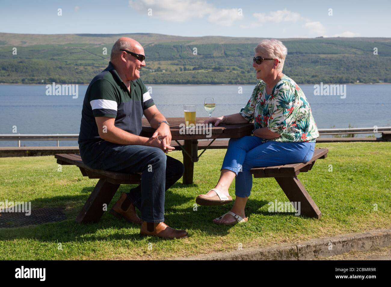 Caroline Hedley, 57 ans, infirmière auxiliaire à l'hôpital communautaire de Hawick, bénéficie de la vue avec son mari David à l'hôtel et spa Loch Fyne d'Inveraray, Argyll et Bute, où elle et d'autres travailleurs clés ont reçu un 'week-end funéraire'. Banque D'Images