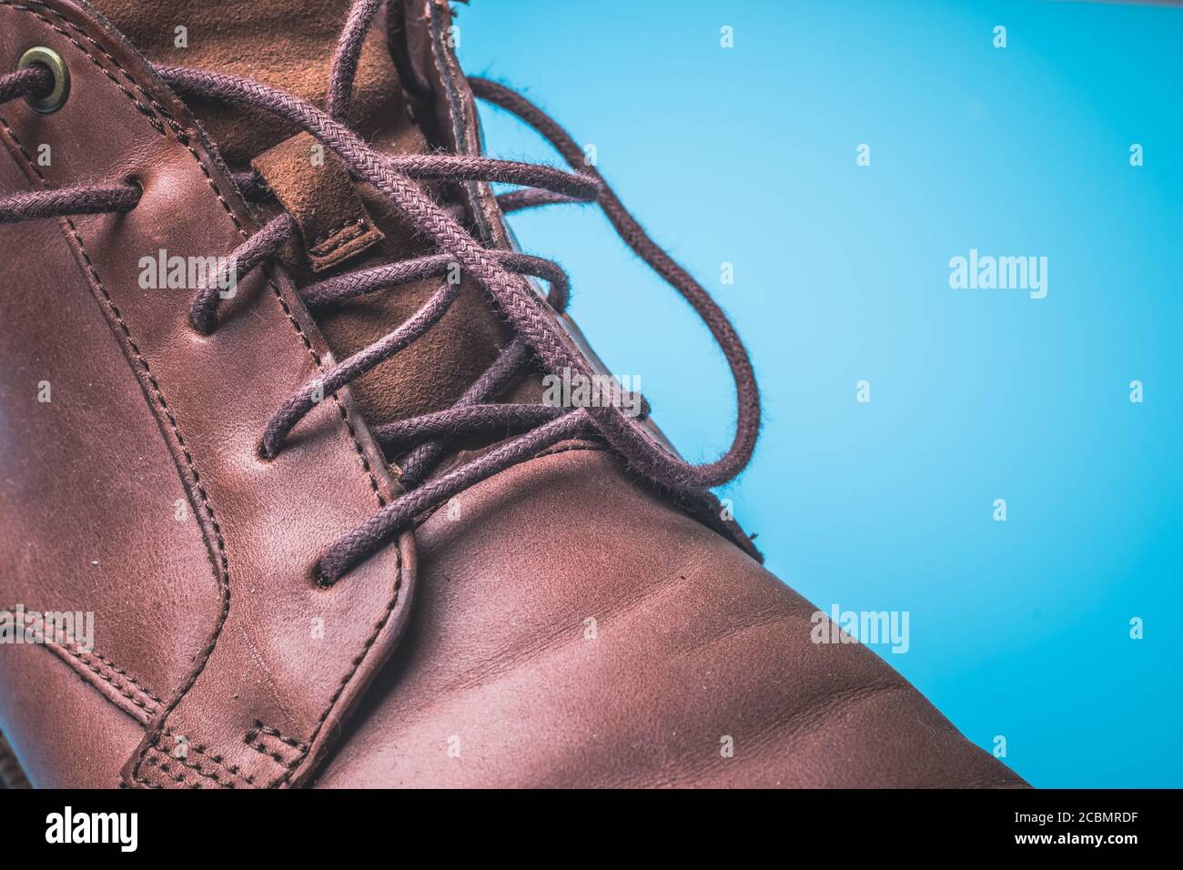 Chaussures ou bottes en cuir marron avec espace pour les copies Banque D'Images