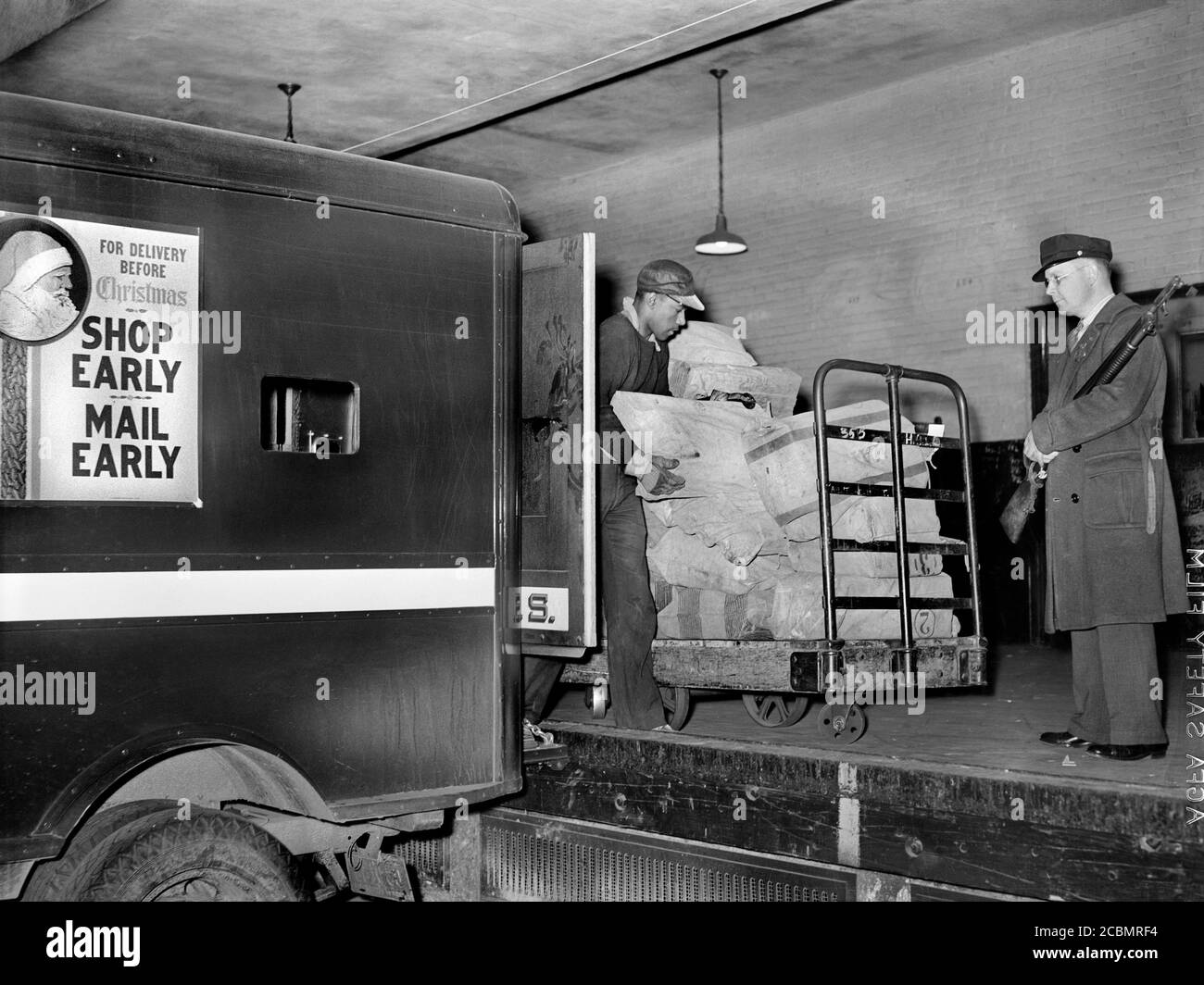 Travailleurs sur la plate-forme de chargement mettant du courrier sur des camions, main Post Office, Washington, D.C., États-Unis, Arthur Rothstein, U.S. Office of War information, 1938 Banque D'Images