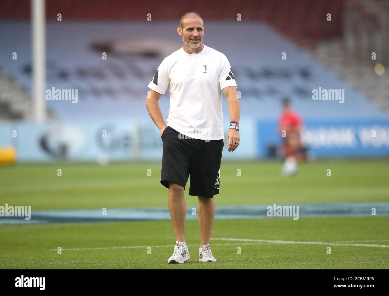 Paul Gustard, entraîneur-chef de Harlequins, inspecte le terrain avant le match lors du match Gallagher Premiership à Twickenham Stoop, Londres. Banque D'Images