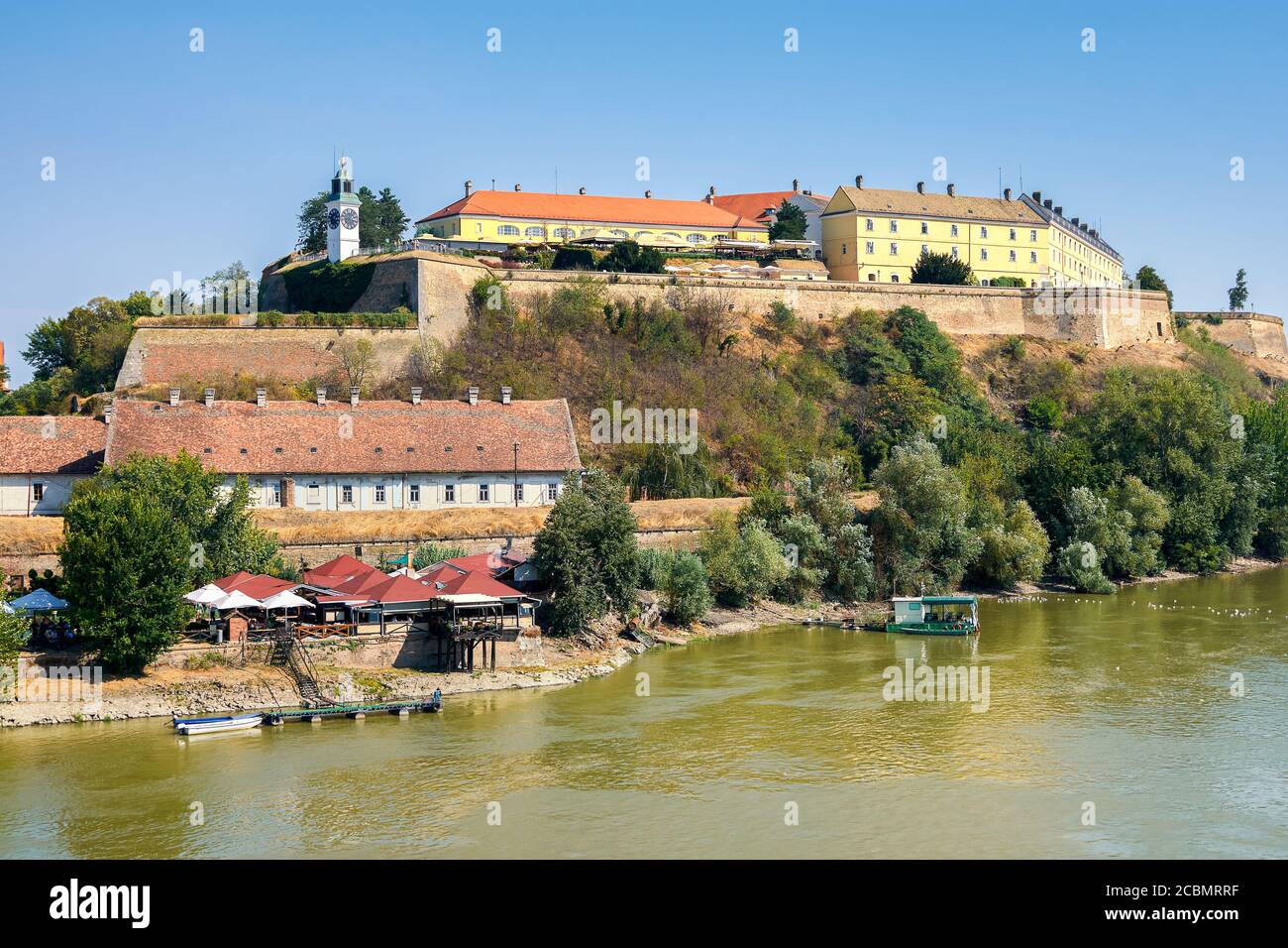 Novi Sad / Serbie - 16 août 2017: Forteresse de Petrovaradin sur le Danube à Novi Sad, Voïvodine, Serbie Banque D'Images