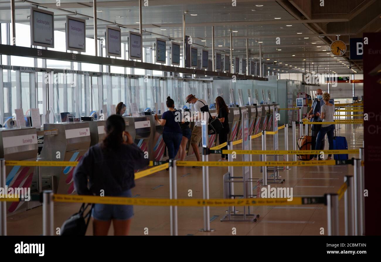 Cologne, Allemagne. 14 août 2020. Les voyageurs s'enregistrer à l'aéroport de Cologne/Bonn pour un vol à destination de Palma de Majorque. L'Espagne a également été presque complètement ajoutée à la liste des zones à risque de corona. Credit: Henning Kaiser/dpa/Alay Live News Banque D'Images