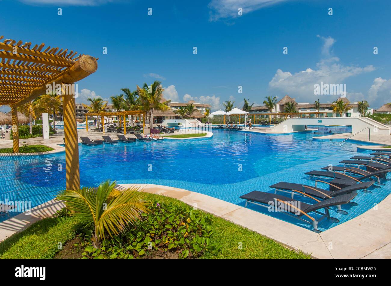La piscine du Blue Bay Grand Esmeralda Resort le long de la Riviera Maya  près de Cancun dans l'État de Quintana Roo, péninsule du Yucatan, Mexique  Photo Stock - Alamy