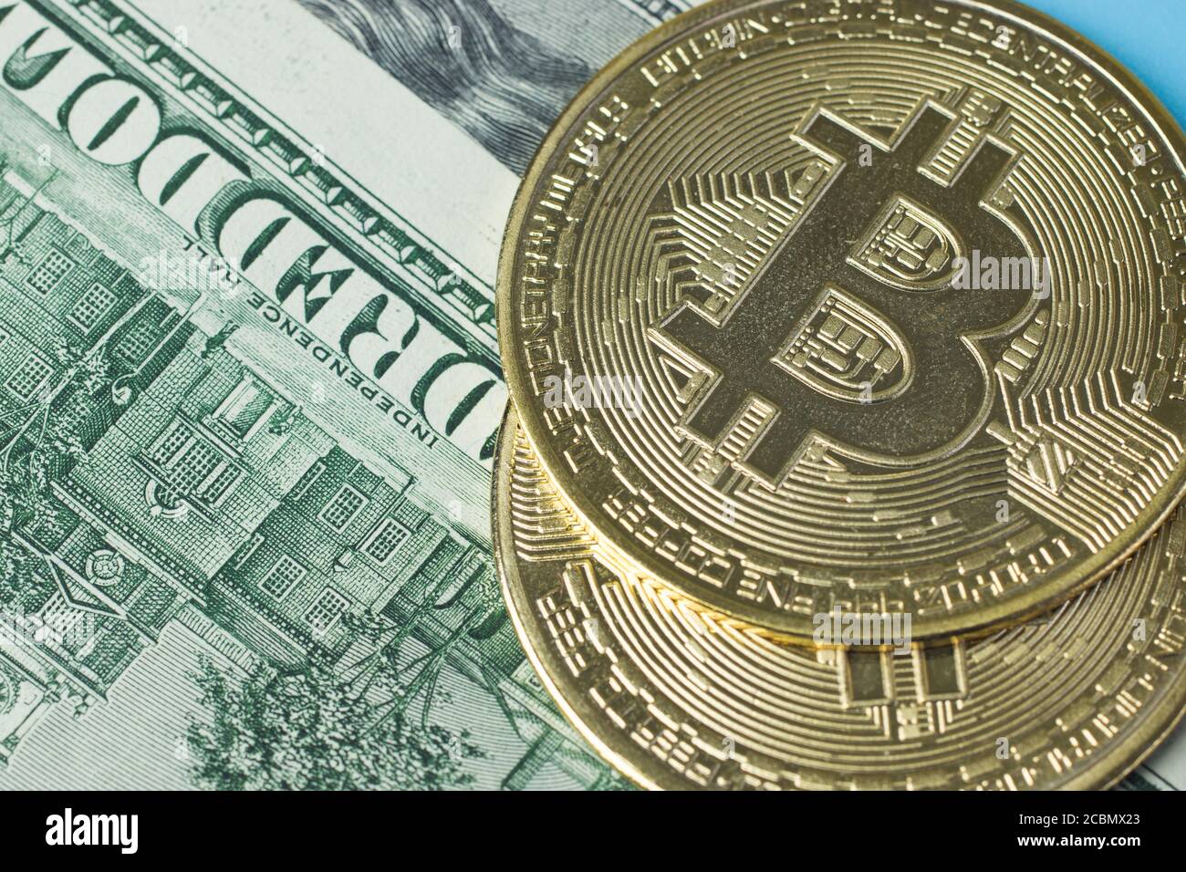 Vue de dessus de Bitcoin et dollars Banque D'Images