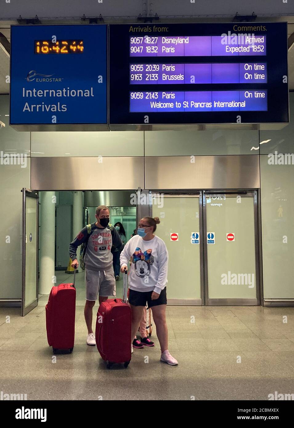Les voyageurs arrivant de l'Eurostar à la gare internationale de St Pancras  qui tentent de rentrer de France vendredi pour éviter les restrictions de  quarantaine avant la date limite de 4.00 heures