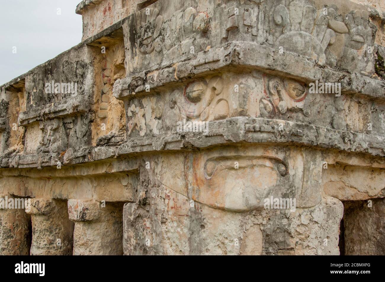 Détail du Temple des fresques de Tulum, qui est le site d'une ville fortifiée maya pré-colombienne le long de la côte est de la péninsule du Yucatan on Banque D'Images