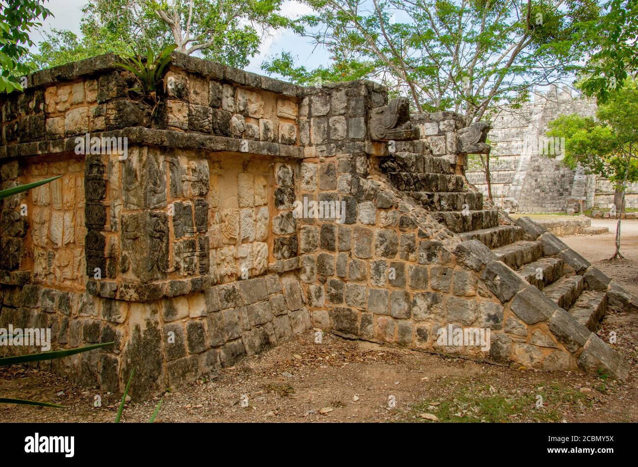 Tombes dans la partie sud de la zone archéologique de Chichen Itza (site classé au patrimoine mondial de l'UNESCO) sur la péninsule du Yucatan au Mexique. Banque D'Images