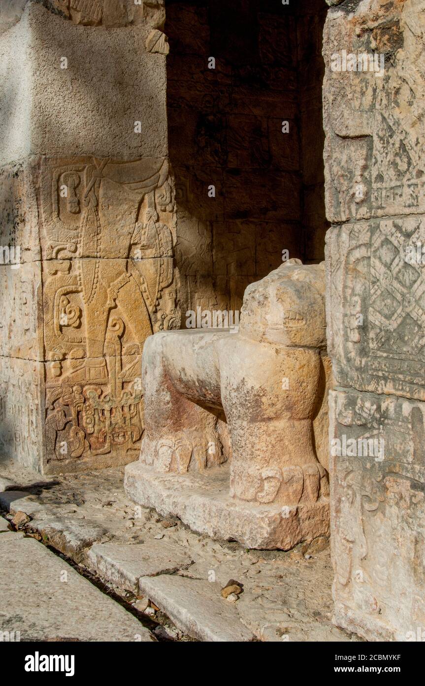 Sculptures en pierre et statue sur le mur extérieur De la cour de balle dans la zone archéologique de Chichen Itza (Site du patrimoine mondial de l'UNESCO) sur le Yu Banque D'Images