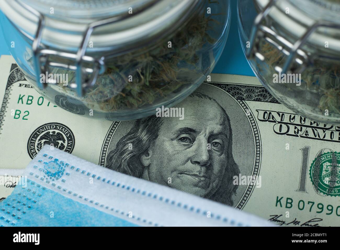 Un gros plan de cent dollars. Cannabis en pots et masque respiratoire sûr Banque D'Images