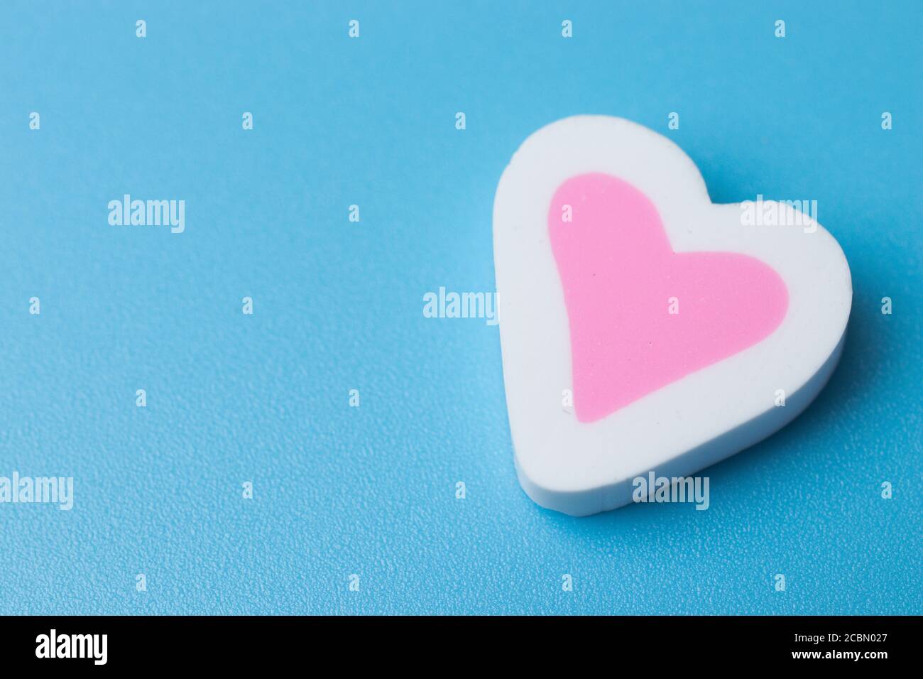 Coeur de jouet rose sur fond bleu avec dessus d'espace de copie vue Banque D'Images