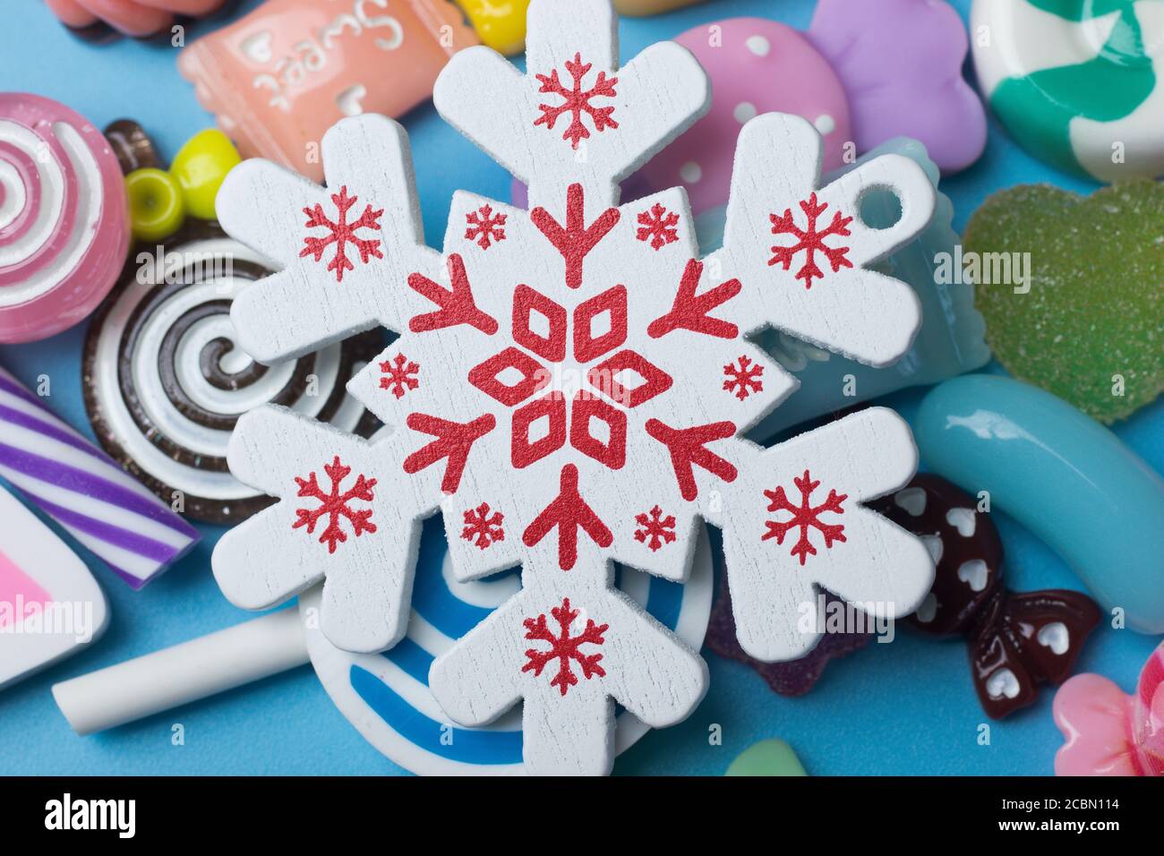 Jouet flocon de neige sur fond de bonbons vue rapprochée du dessus Banque D'Images