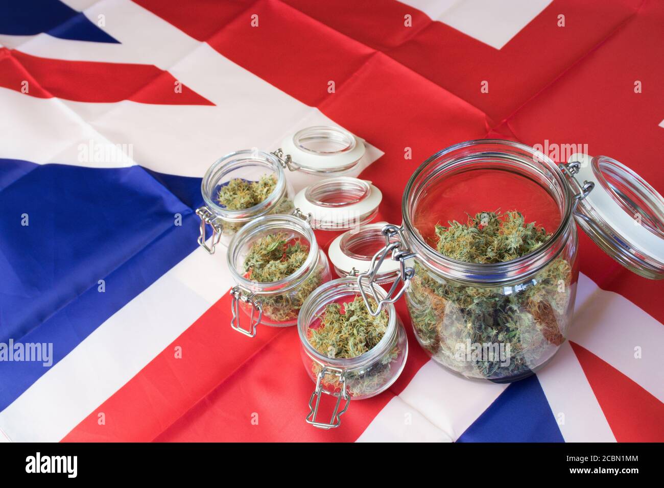 Drapeau britannique avec vue sur le dessus du cannabis et espace pour les copies Banque D'Images