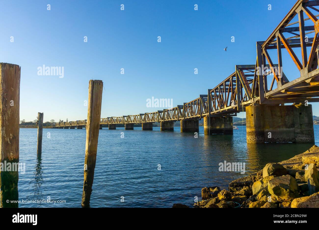 Pont de chemin de fer à treillis d'acier traversant le port de Tauranga, Nouvelle-Zélande. Banque D'Images