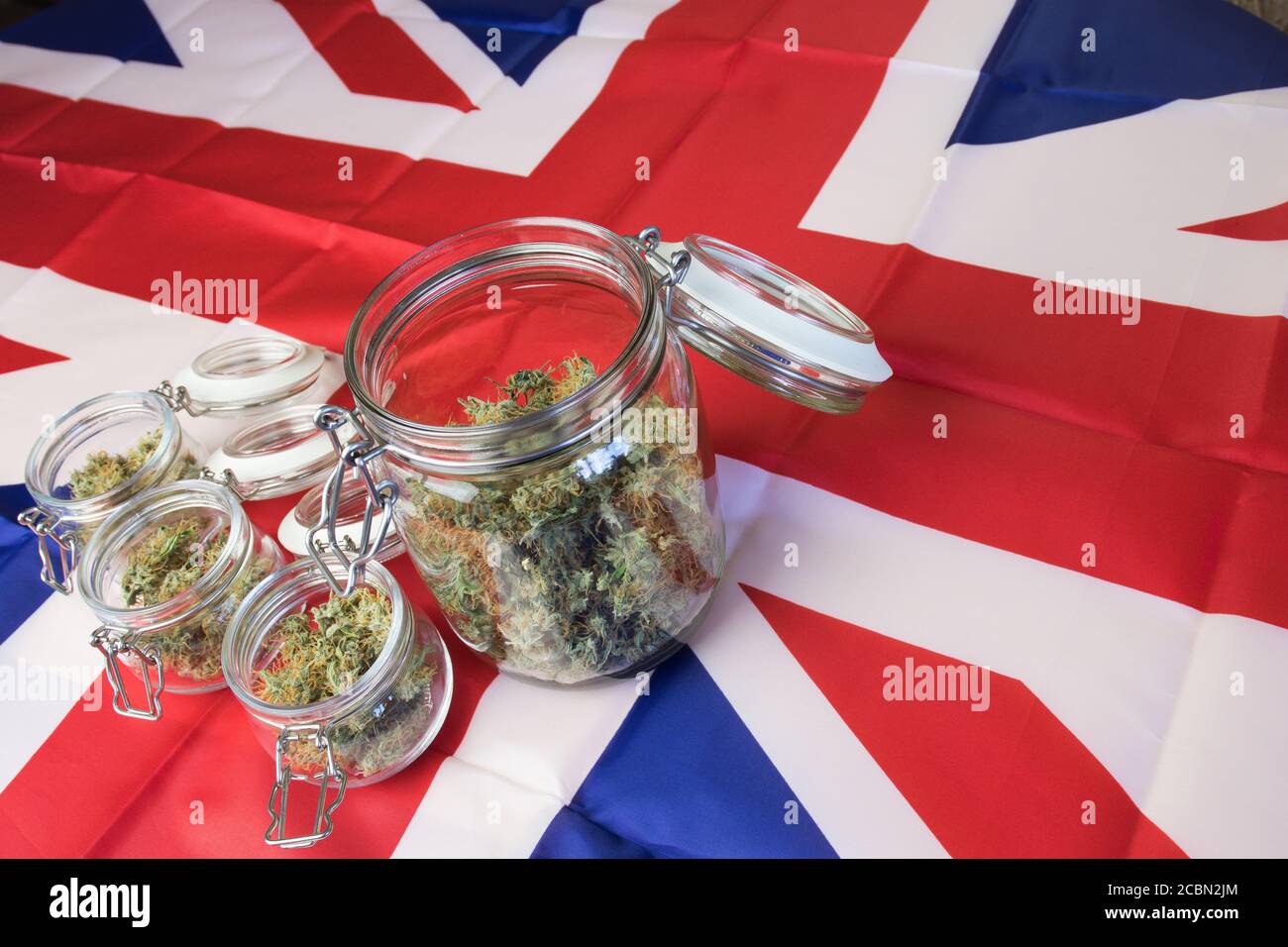 Drapeau britannique et marijuana médicale avec THC. Statut juridique du cannabis Banque D'Images