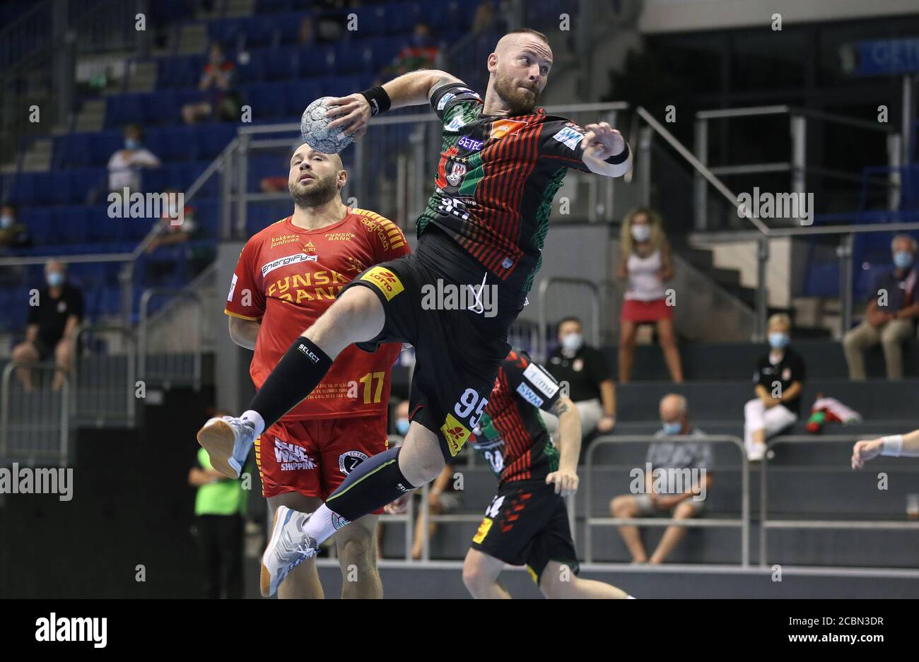 Magdebourg, Allemagne. 14 août 2020. Handball de match d'essai: SC Magdeburg - GOG Svendborg. Moritz Preuss (r) de Magdeburg joue contre Gudmes Oscar Bergendahl (l). Le 7e règlement de l'État actuellement en vigueur permet 250 spectateurs pour chaque match contre GOG Svendborg. Crédit : Ronny Hartmann/dpa/Alay Live News Banque D'Images