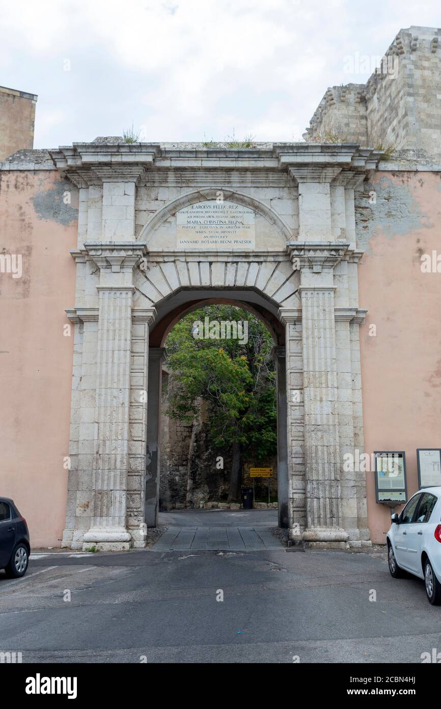 Porte Porta Cristina à Cagliari, Italie, par une journée d'été nuageux. Banque D'Images