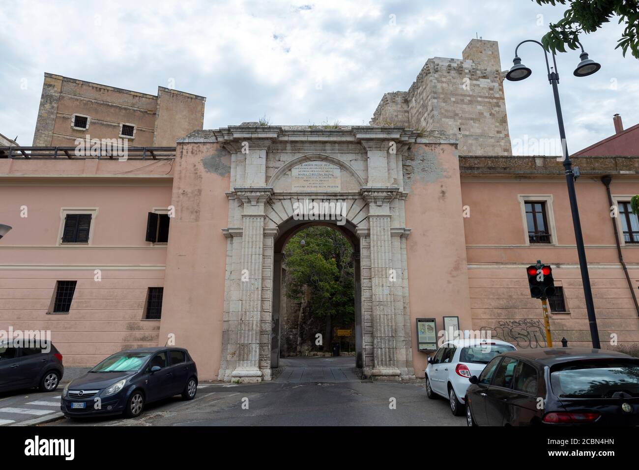 Cagliari, Italie - 07 15 2020: Porte Porta Cristina à Cagliari, Italie, par une journée d'été nuageux. Banque D'Images