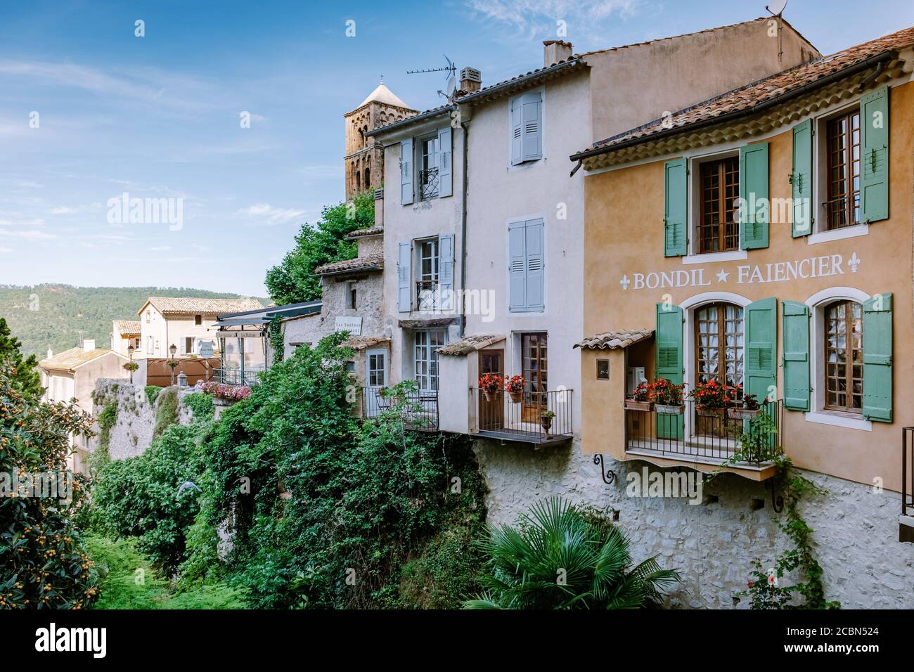 Le village de Moustiers-Sainte-Marie, Provence, France juin 2020 Banque D'Images